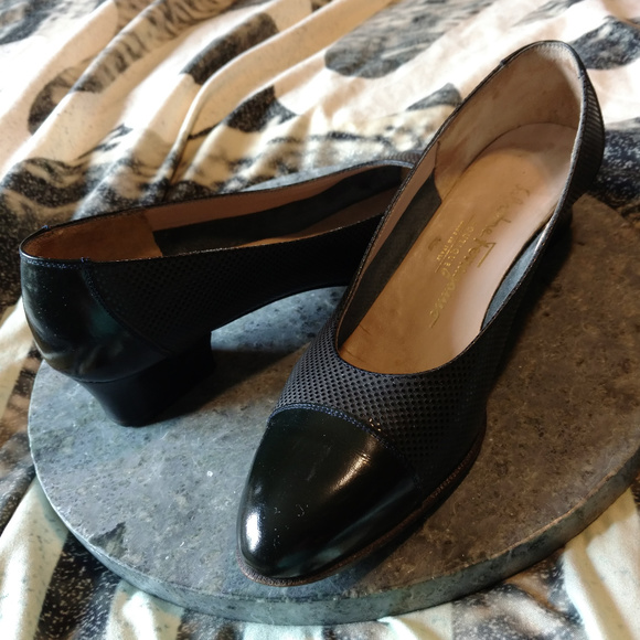 Vintage Salvatore Ferragamo Black Textured Low Heel 7AA - Picture 2 of 7